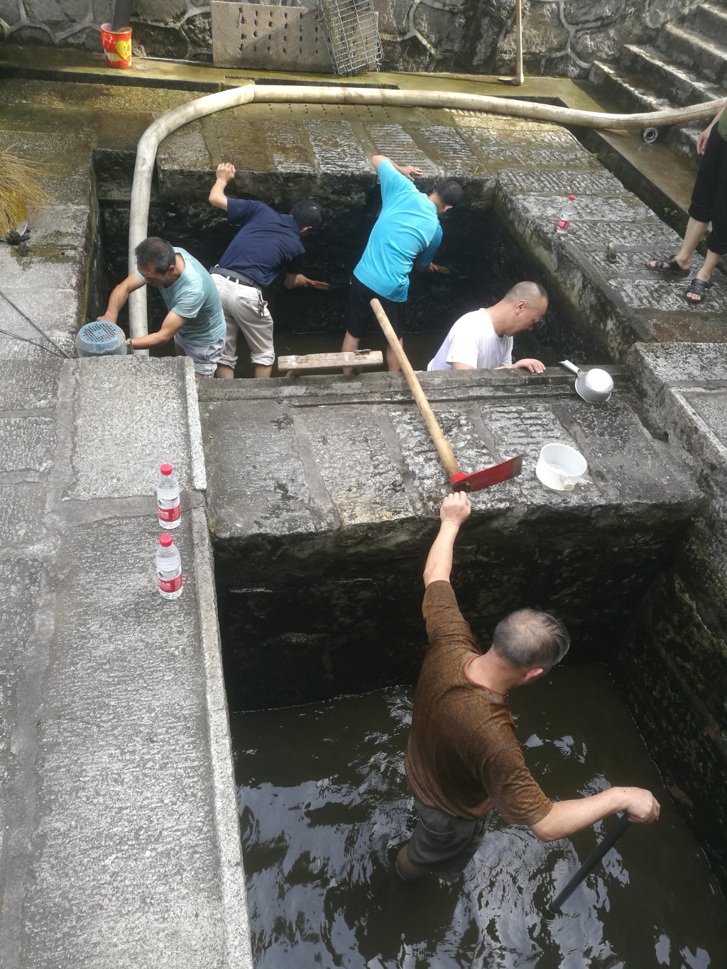 社区共建部门联动 开展"淘井"活动