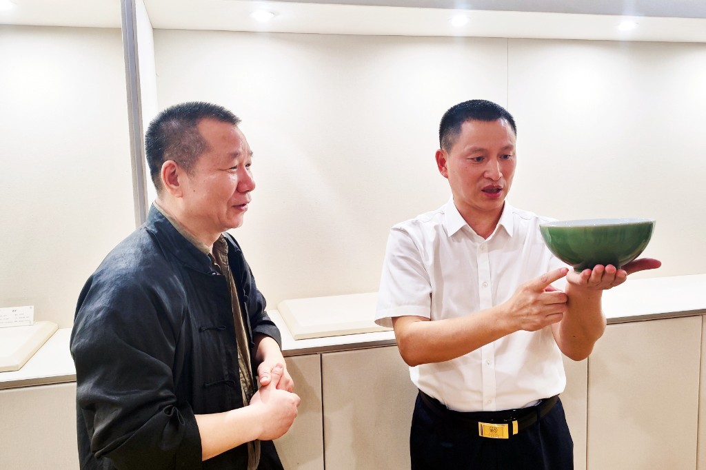 蒋炳炎赴杭州推介南岳会务经济并签约