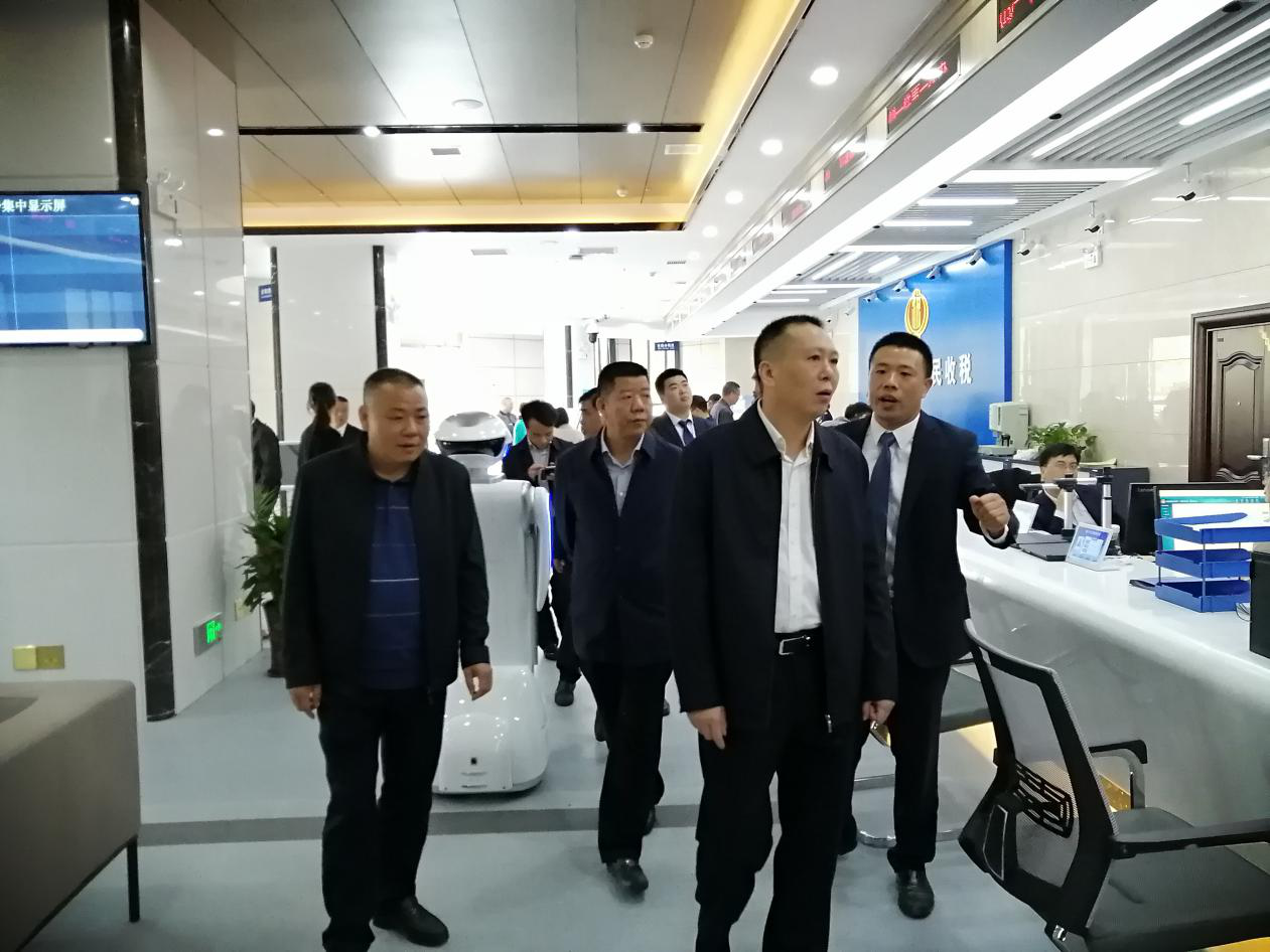 南岳区政务服务中心举行揭牌仪式