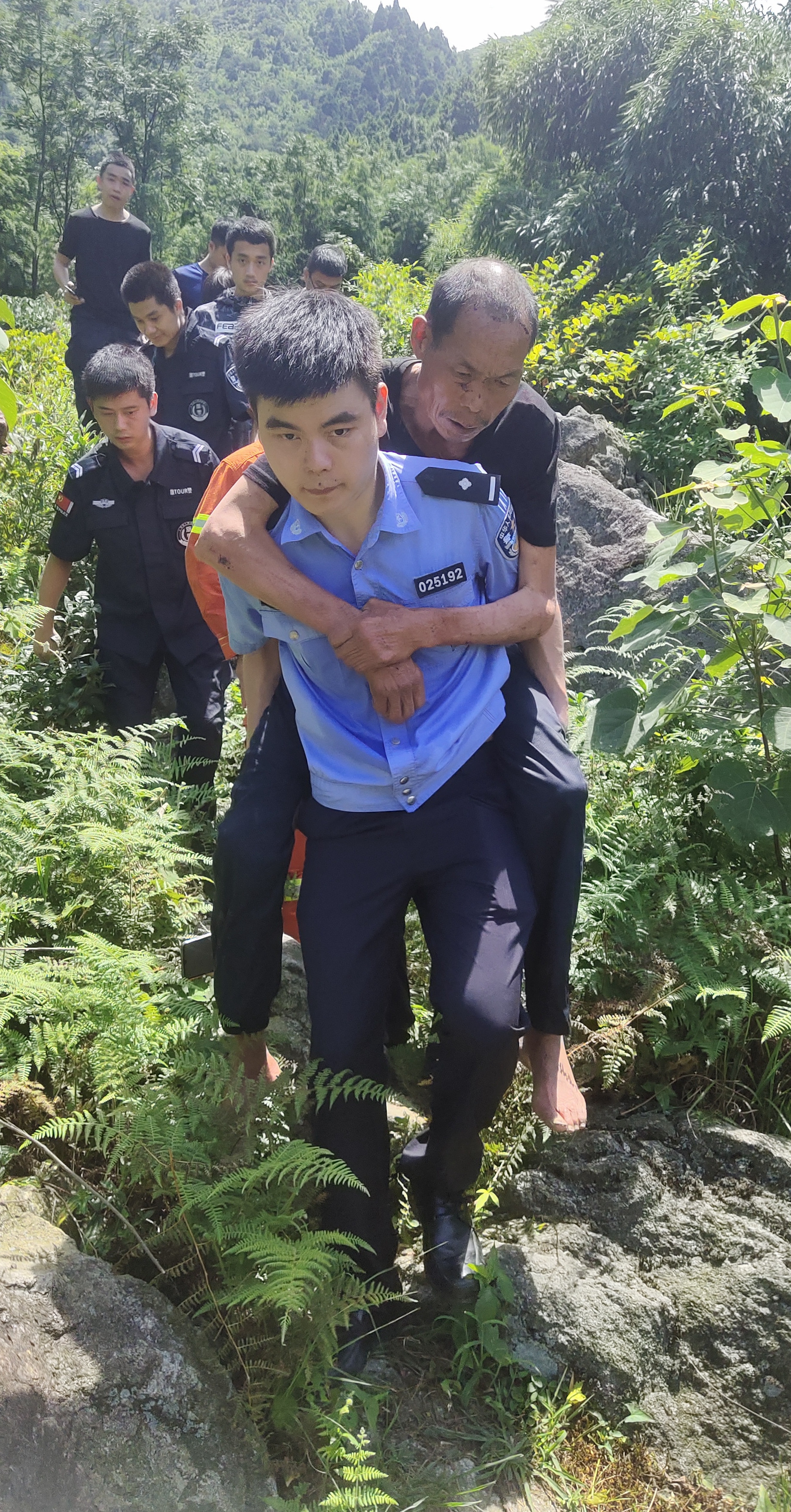 民警四天三晚救助走失七旬游客_副本.jpg