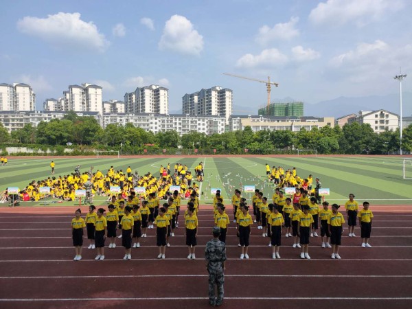 区实验中学暑期军训拓展活动圆满结束